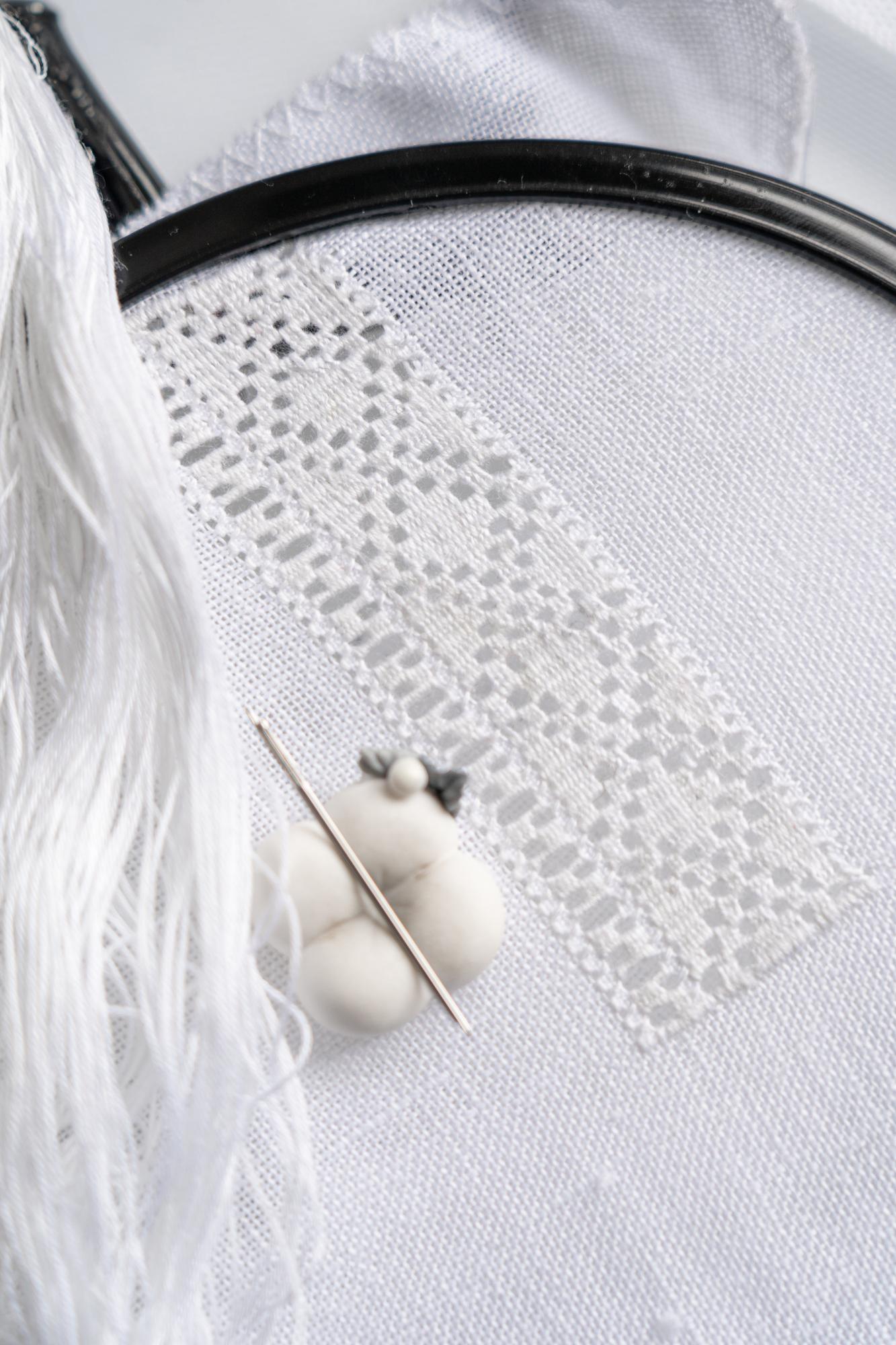 Haft na sukni ślubnej, zbliżenie motywu
